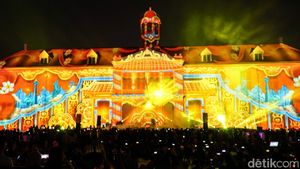 Ribuan Warga Padati Jakarta Light Festival di Kota Tua