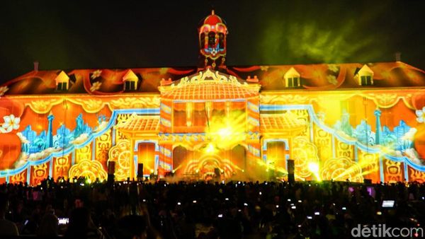 Ribuan Warga Padati Jakarta Light Festival di Kota Tua