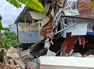 Pasutri Tertimbun Rumah Ambruk Saat Hujan Deras di Karangasem