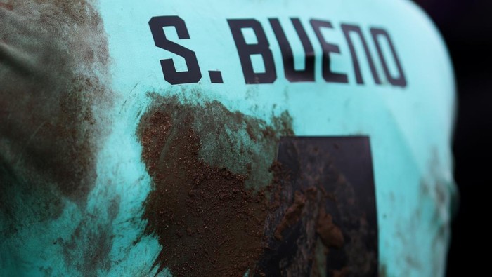 Lapangan Becek dan Berlumpur di Laga Piala FA, Kotor Banget!