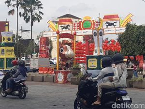 Ornamen Imlek-Ramadan Bersanding di Jalan Jenderal Sudirman Solo