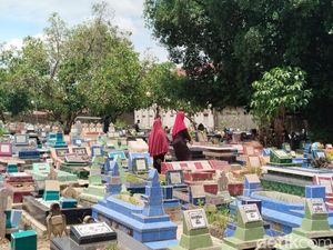 Jelang Ramadan, TPU di Palembang Ramai Didatangi Peziarah