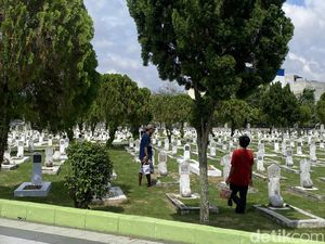 Jelang Ramadan, Penjual Bunga hingga Tukang Cat Makam Ramai di TMP Medan