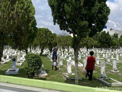 Jelang Ramadan, Penjual Bunga hingga Tukang Cat Makam Ramai di TMP Medan