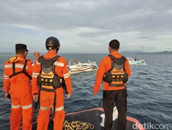 Perahu Terbalik di Gili Rengit, 6 Nelayan Terombang-ambing Dievakuasi