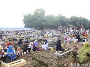 Ratusan Warga Trenggalek Gelar Tradisi Nyekar Bareng Jelang Ramadan