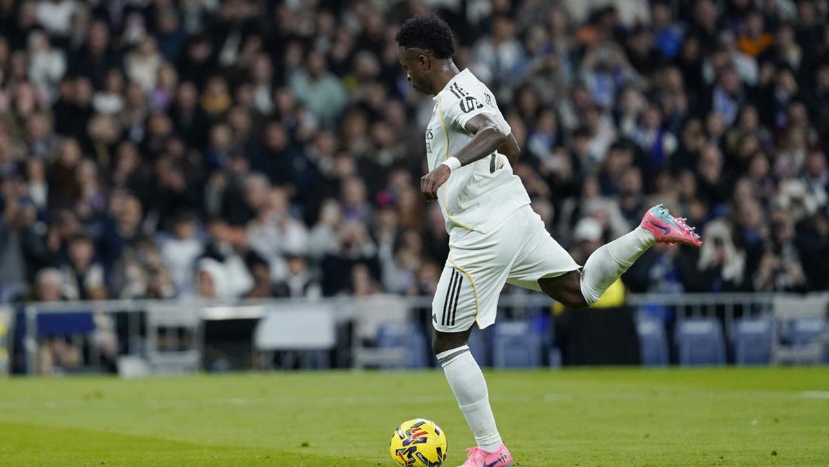Vinicus Junior mencetak gol penalti untuk Real Madrid. (Foto: REUTERS/Ana Beltran)