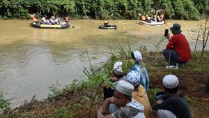Warga Kompak Gelar Aksi Bersih Sungai Cikeas