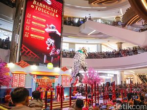 Aksi Barongsai Meriahkan Perayaan Imlek di Pusat Perbelanjaan