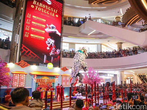 Aksi Barongsai Meriahkan Perayaan Imlek di Pusat Perbelanjaan