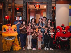 Gong Xi Fa Cai! Foto Keluarga Artis Rayakan Imlek dan Tradisi Yee Sang
