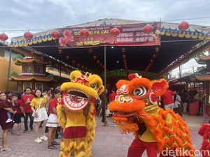 Barongsai Semarakkan Imlek di Kelenteng Dewi Kwan Im Palembang