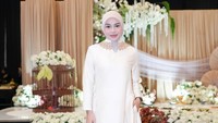 Pesona Aurel Hermansyah di Tedak Siten Baby Arash, Makin Langsing & Cantik
