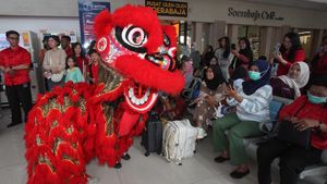 Barongsai Semarakkan Imlek di Stasiun Surabaya Gubeng