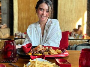 Cantiknya Ayushita saat Ngemil Bolu Pisang hingga Makan Steak di Bali