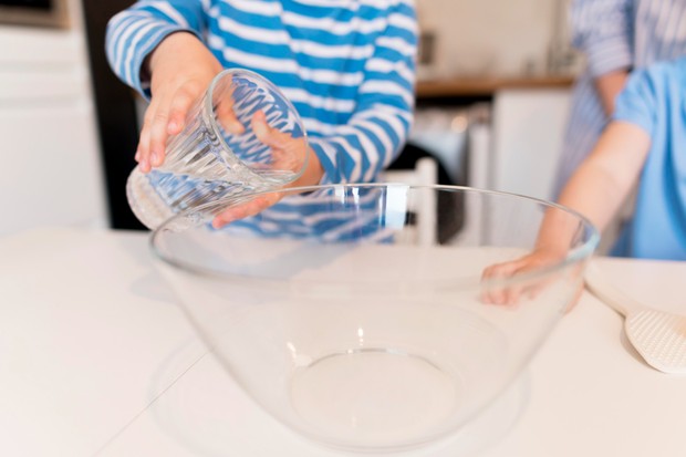 Cara membersihkan retainer dengan menggunakan larutan hidrogen peroksida/Foto: Freepik.com/Freepik Merendam retainer dengan larutan hidrogen peroksida merupakan cara membersihkan retainer untuk pembersihan menyeluruh.