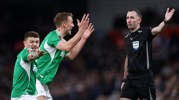 Chris Kavanagh (kanan) mendapat protes dari para pemain Newcastle usai tak memberikan penalti di laga Piala FA melawan Aston Villa akhir pekan lalu.