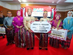 Gubernur Sulsel Salurkan Bantuan Keuangan Rp 15 M-Alsintan Saat HUT Sidrap