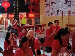 Khidmat Ibadah Imlek di Klenteng Tri Dharma Sumber Naga Probolinggo