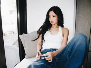 Potret Jennie BLACKPINK Cantik Effortless Pakai Singlet Putih di New York