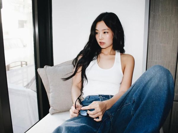 Potret Jennie BLACKPINK Cantik Effortless Pakai Singlet Putih di New York