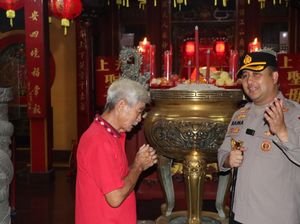 Kapolres Gresik Tinjau Pengamanan Imlek di Klenteng Kim Hin Kiong
