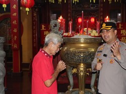 Kapolres Gresik Tinjau Pengamanan Imlek di Klenteng Kim Hin Kiong