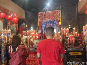 Nuansa Merah Imlek 2577 Warnai Klenteng Jagalan Surabaya