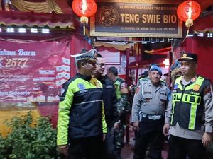Polisi Sidoarjo Kawal Pengamanan Imlek di Kelenteng Teng Swie Bio Krian