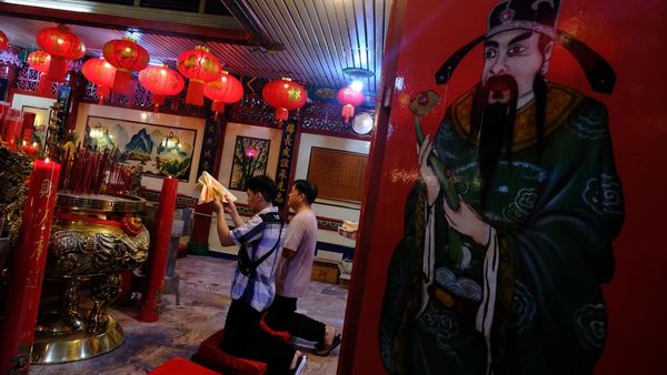 Khidmat Sembahyang Imlek di Berbagai Daerah