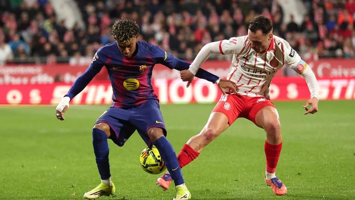 Soccer Football - LaLiga - Girona v FC Barcelona - Estadi Montilivi, Girona, Spain - February 16, 2026 FC Barcelonas Lamine Yamal in action with Gironas Arnau Martinez REUTERS/Bruna Casas