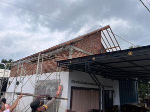 Tukang di Nganjuk Tewas Tersengat Listrik Saat Pindahkan Baja Ringan