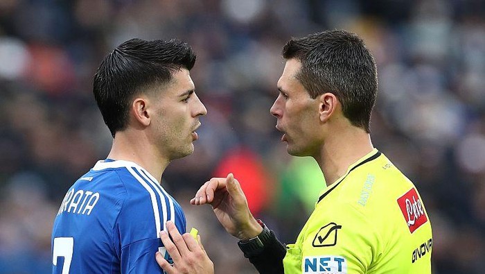 Wasit Matteo Marchetti (kanan) berbicara dengan Alvaro Morata di tengah laga Como vs Fiorentina.