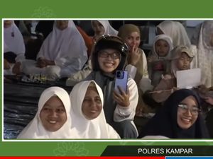 Canda UAS ke Ibu-ibu Berhelm di Tabligh Akbar Polres Kampar: Disiplin Betul