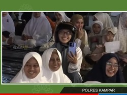 Canda UAS ke Ibu-ibu Berhelm di Tabligh Akbar Polres Kampar: Disiplin Betul