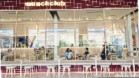 Munch Club, Spot Makan Bergaya Diner dengan Interior Minimalis Modern