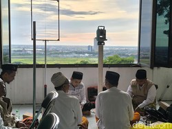 Video: Hilal Tidak Terlihat di Bukit Condrodipo Gresik