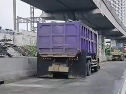 Libur Imlek 2026: Korlantas Sterilkan Bahu Jalan Tol dari Truk, Lalin Ramai Lancar