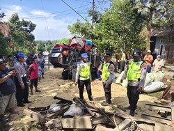 Truk Towing Terguling di Turunan Alasmalang Banyumas, 2 Orang Tewas