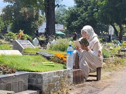 Jelang Ramadan, Pemakaman Umum di Mataram Ramai Didatangi Peziarah