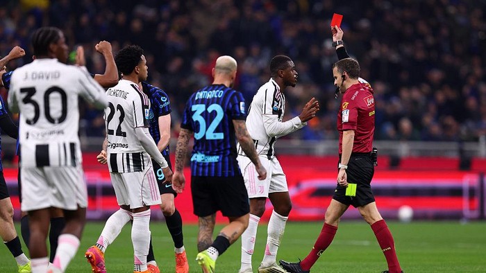 Momen Pierre Kalulu mendapat kartu merah dari wasit Federico La Penna saat Inter melawan Juventus akhir pekan lalu.