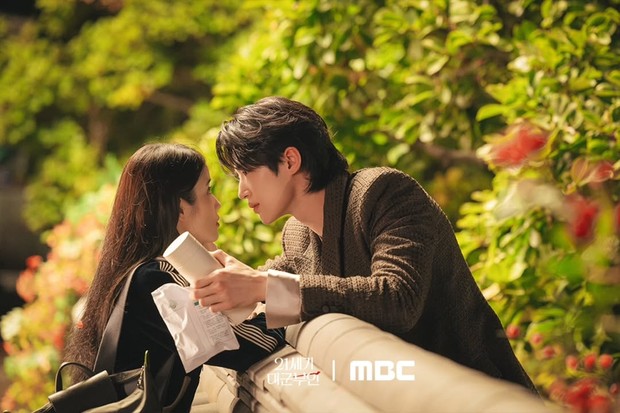 Potret IU dan Byeon Woo Seok dalam drama 'Perfect Crown'/ Foto: instagram.com/mbcdrama_now IU dan Byeon Woo Seok tertangkap kamera paparazzi saat sedang bersama dalam drama 'Perfect Crown'.