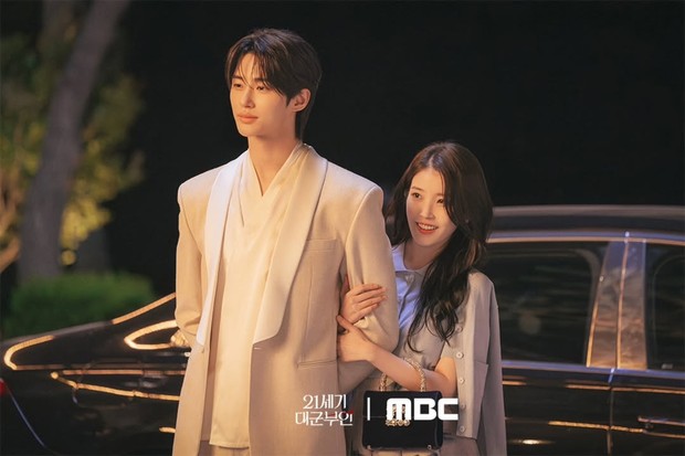 Potret IU dan Byeon Woo Seok dalam drama 'Perfect Crown'/ Foto: instagram.com/mbcdrama_now IU dan Byeon Woo Seok memancarkan kebahagiaan mereka sebagai pasangan pengantin baru dalam potret adegan drama 'Perfect Crown'.