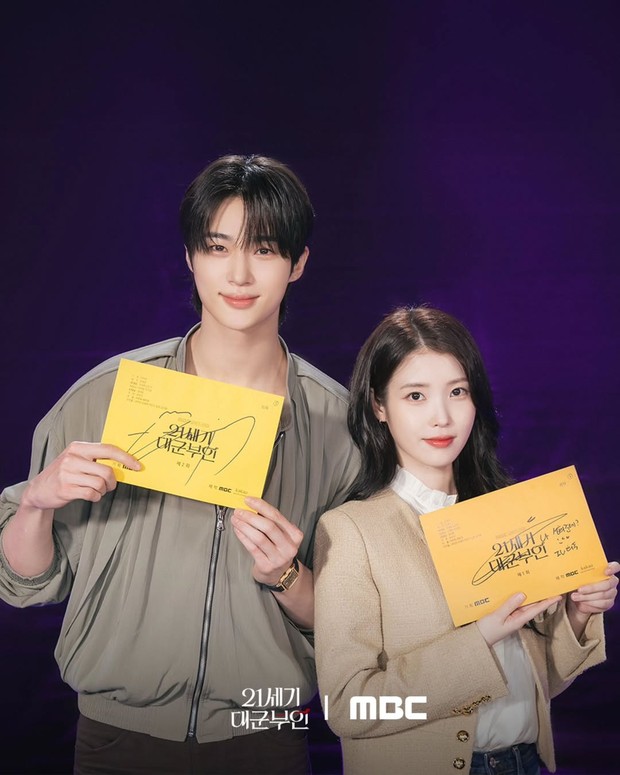 Potret IU dan Byeon Woo Seok dalam drama 'Perfect Crown'/ Foto: instagram.com/mbcdrama_now Potret IU dan Byeon Woo Seok dalam pembacaan naskah drama 'Perfect Crown'. Drama baru mereka telah mendapatkan jadwal tayang pada bulan April mendatang.