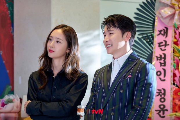 Potret Krystal Jung dalam drama 'Mad Concrete Dream'/ Foto: instagram.com/tvn_drama Krystal akan membangun chemistry menarik sebagai pasangan suami-istri dengan Kim Jun Han di drama Mad Concrete Dreams.