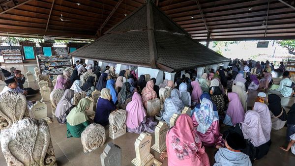 Potret Makam Sunan Bonang Dipadati Peziarah Menjelang Ramadan