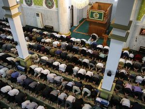 Sholat Tarawih Berapa Rakaat? Simak Penjelasan, Niat, dan Tata Caranya