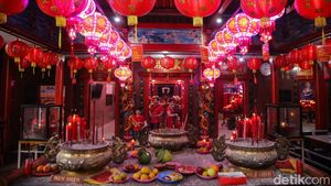 Potret Sembahyang Imlek di Kelenteng Berusia Tiga Abad Bekasi