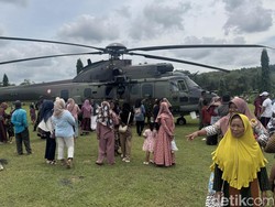 Heli TNI AU Mendarat di Lapangan Pacing Rembang, Langsung Diserbu Warga