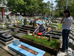 Tradisi Nyekar Jelang Ramadan, TPU Samsu Indramayu Ramai Peziarah